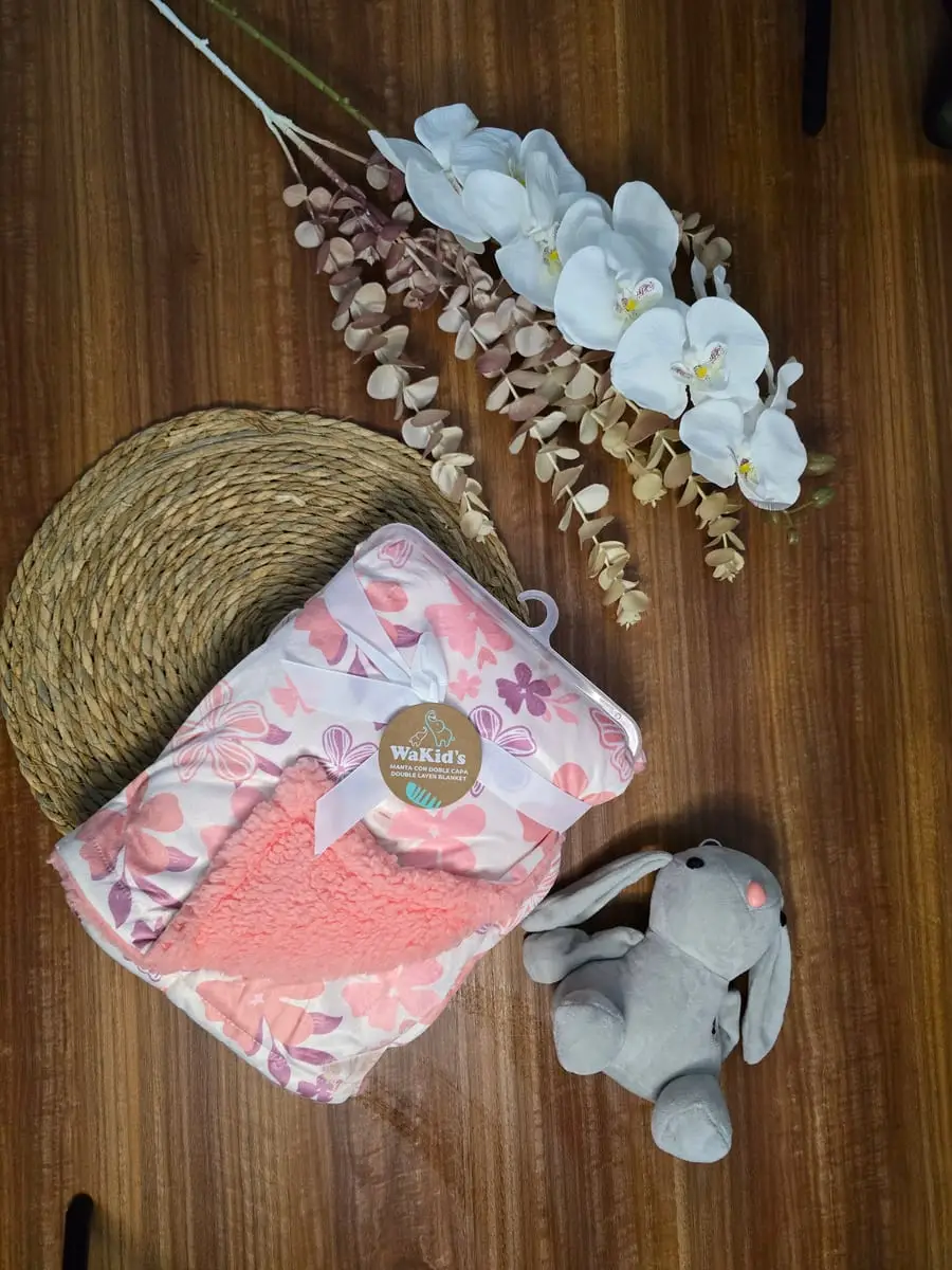 Frazada 75X 100CM color rosa, con reverso, lado con flores y lado peluche rosa · talla 6 Meses