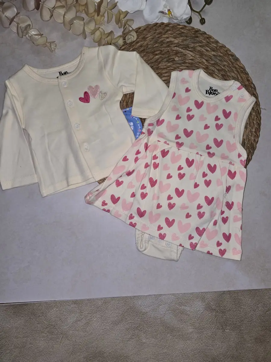 Traje 1 sueter color amarillo, un body amarillo y vestido con corazones · talla 0-3 Meses