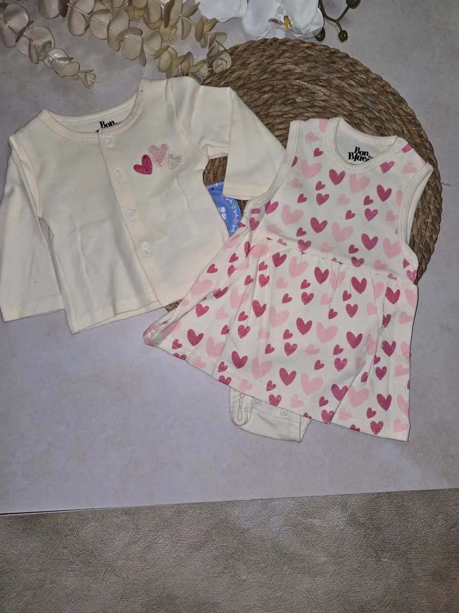 Traje 1 sueter color amarillo, un body amarillo y vestido con corazones · talla 0-3 Meses