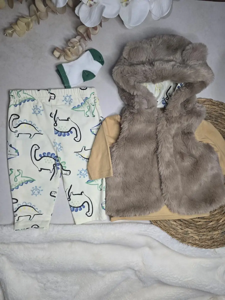 Chaleco peluche, camisa, pantalon de dinosaurio par de calcetas · talla 0-3 Meses