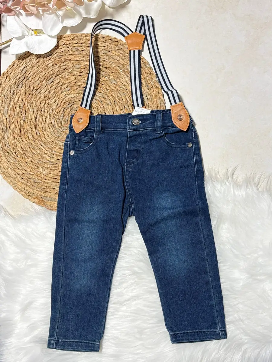Playera de dinosaurio beige, pantalon de lona con tirantes · talla 18 Meses