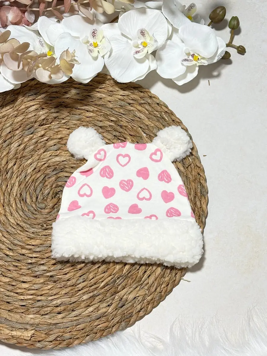 Body rosado de conejo con lpants de corazones y gorro de corazones · talla 3-6 Meses
