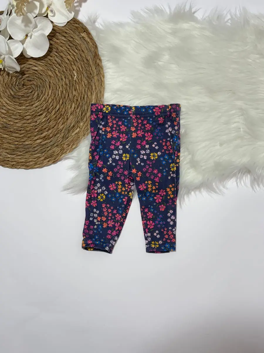 Body blanco chaleco tipo vestido color rosa sin mangas, y pants azul con flores · talla 3-6 Meses
