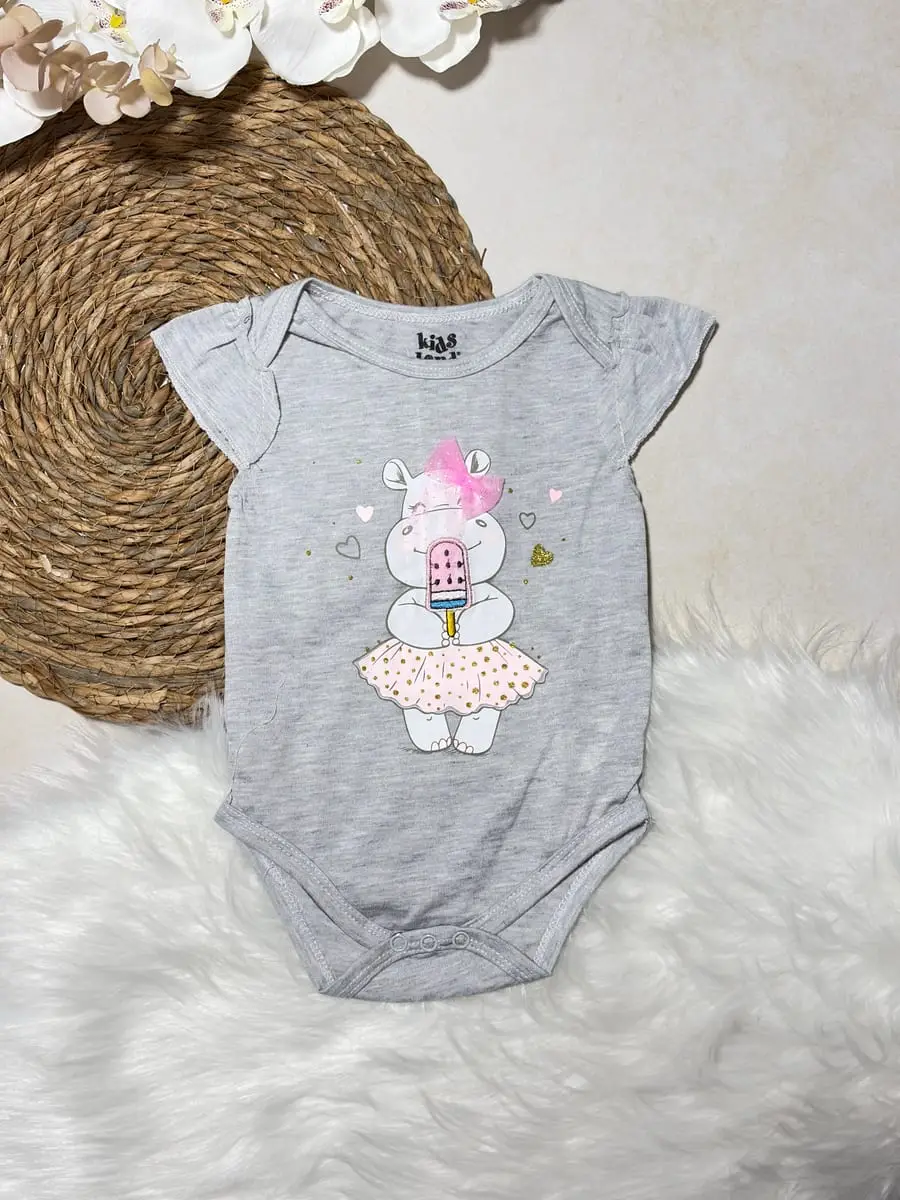 Body gris con hipopotamo, y panantalon rosado con hipopotoamo · talla 6-9 Meses