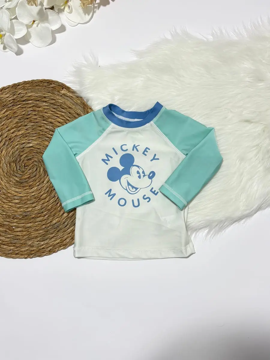 Traje de baño con mickey mouse y pantaloneta de cuadros blancos y azules · talla 6 Meses