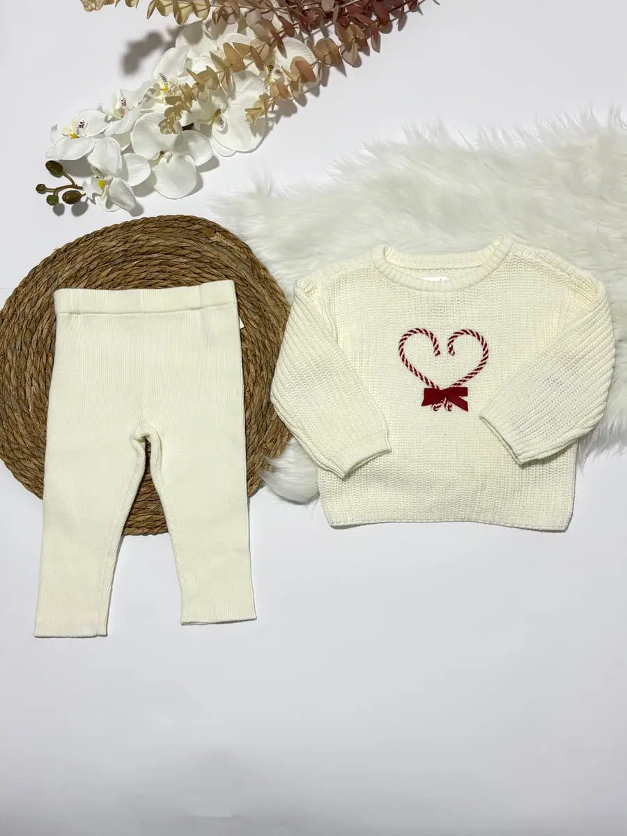 Sudadero de lana con corazon rojo y pantalon de lana blanco/beige · talla 6-9 Meses