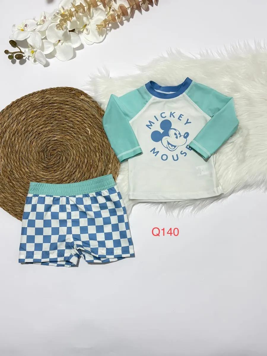 Traje de baño con mickey mouse y pantaloneta de cuadros blancos y azules · talla 6 Meses
