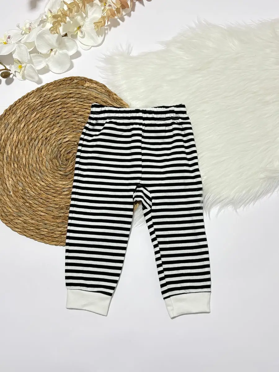 Sudadero con gato y perro blanco, con pantalon de rayas blancas y negras · talla 12 Meses