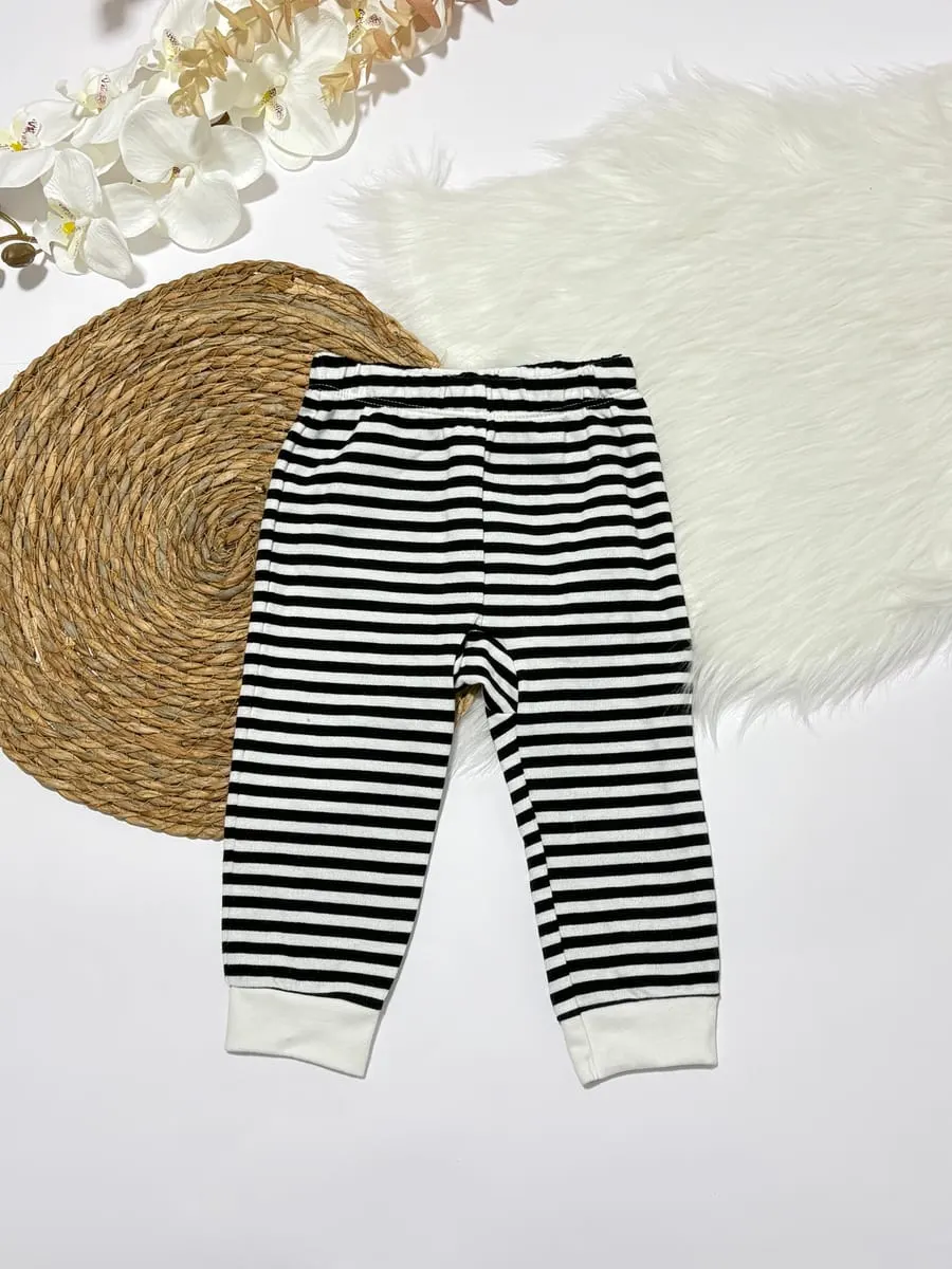 Sudadero con gato y perro blanco, con pantalon de rayas blancas y negras · talla 12 Meses