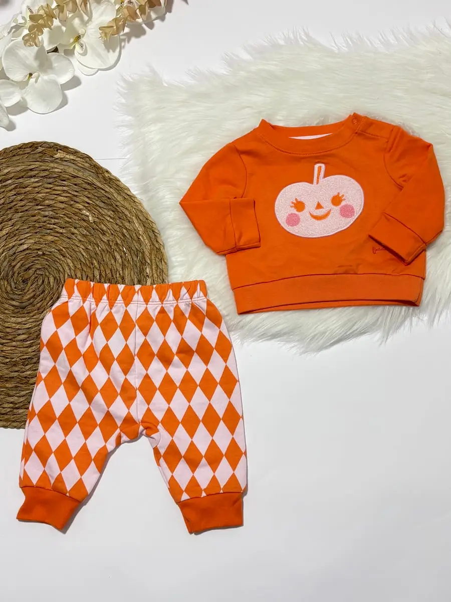 Sudadero naranja con calabaza y pants de rombos blancos y naranjas · talla 0-3 Meses