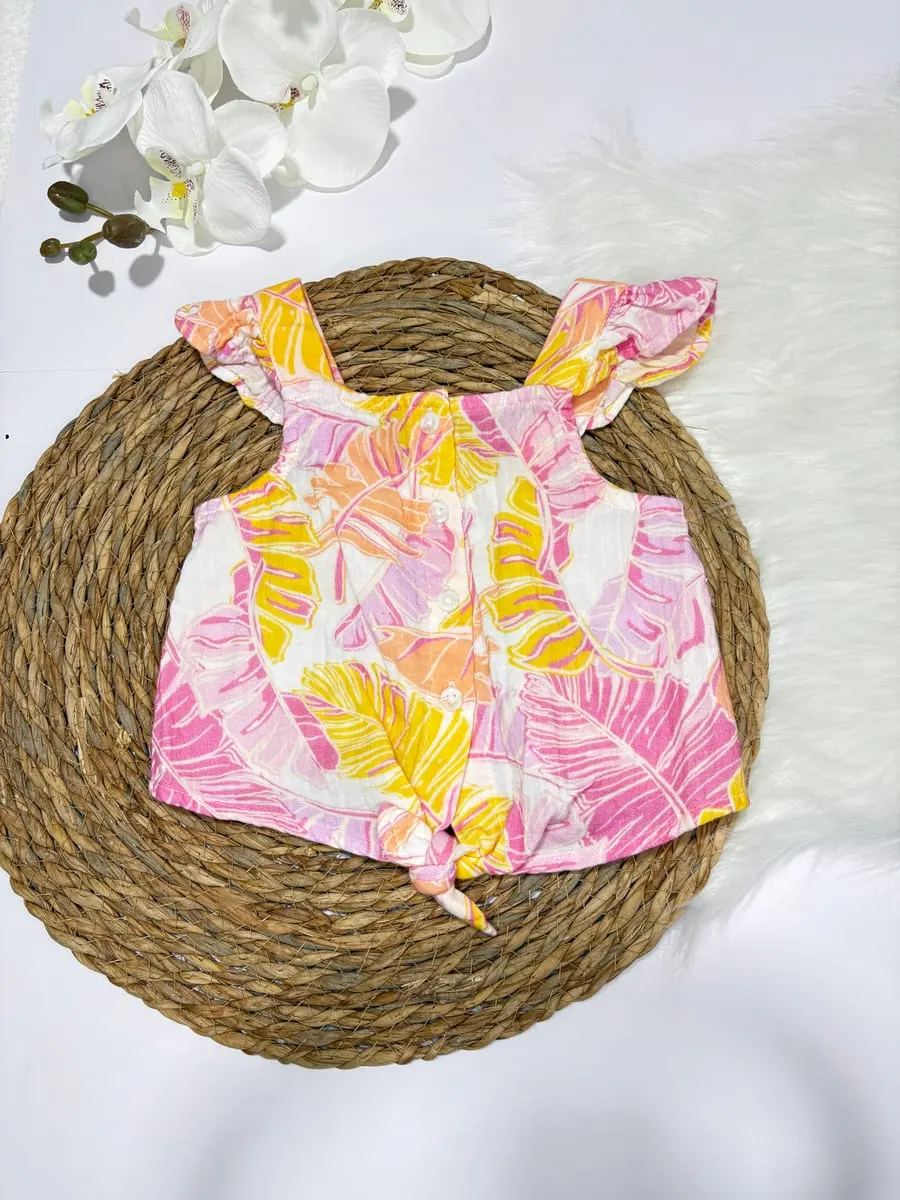 Blusa con dibujos de hojas de tamal rosadas y amarillas y falda/short con hojas de tamal · talla 12 Meses