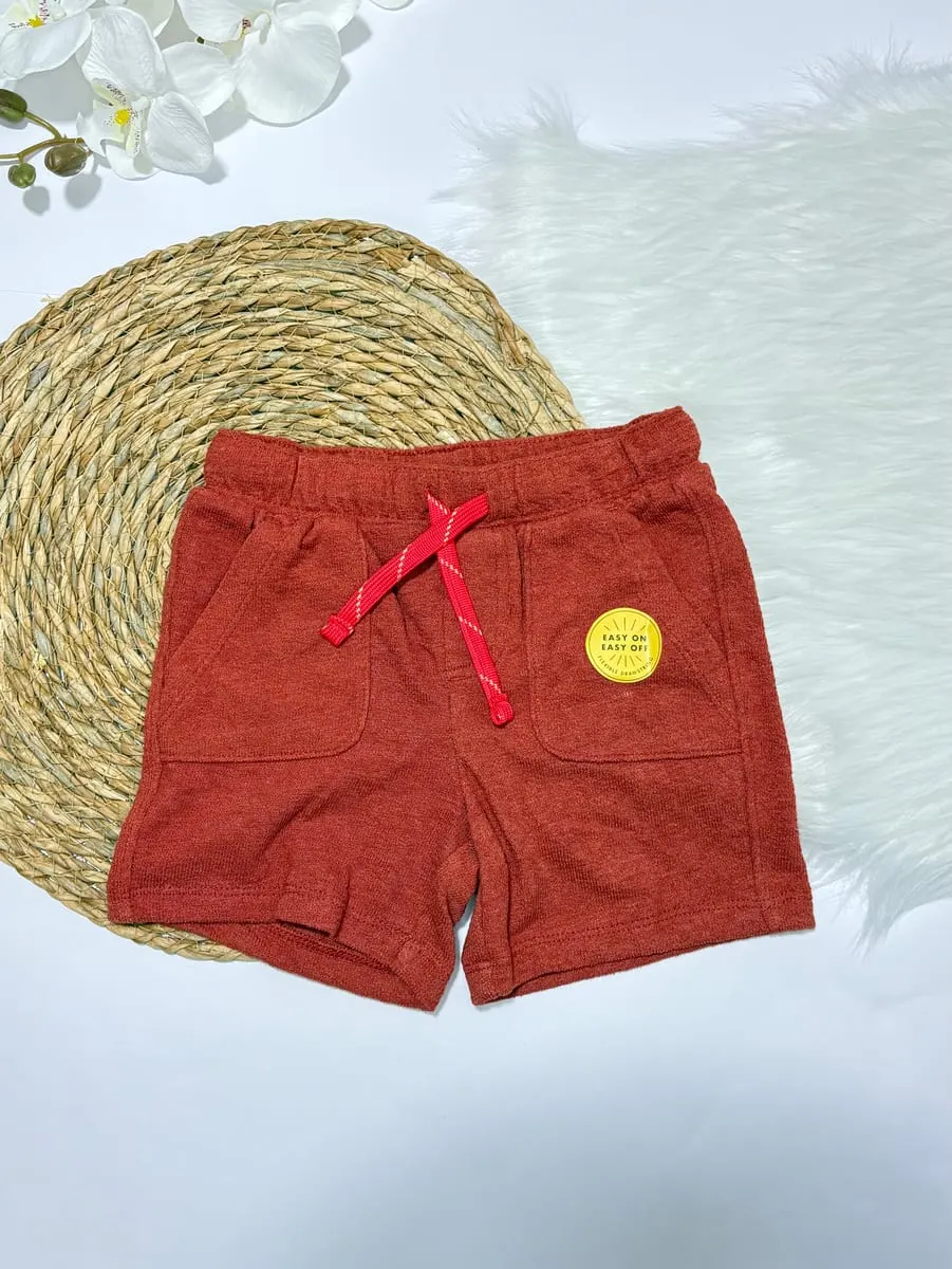Camisa color ladrillo con un sol, y pantaloneta, pantaloneta color ladrillo · talla 12 Meses