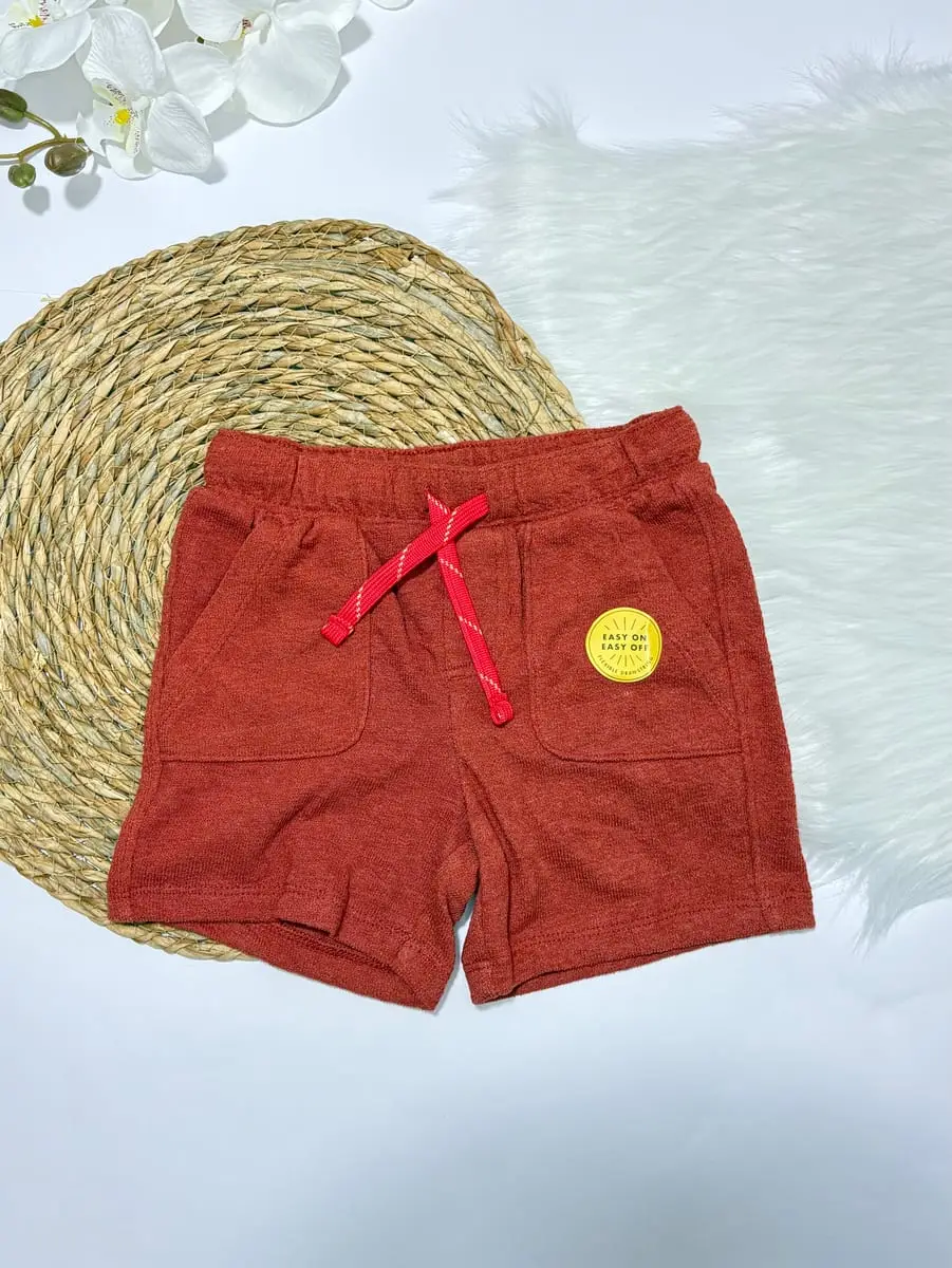 Camisa color ladrillo con un sol, y pantaloneta, pantaloneta color ladrillo · talla 12 Meses