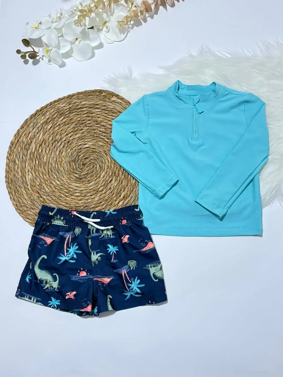 Traje de baño, camisa celeste y pantaloneta de dinosaurio azul · talla 2 Años