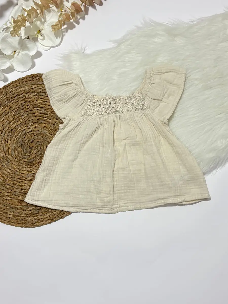 Blusa color beige y pantaloneta color beige · talla 3 Años