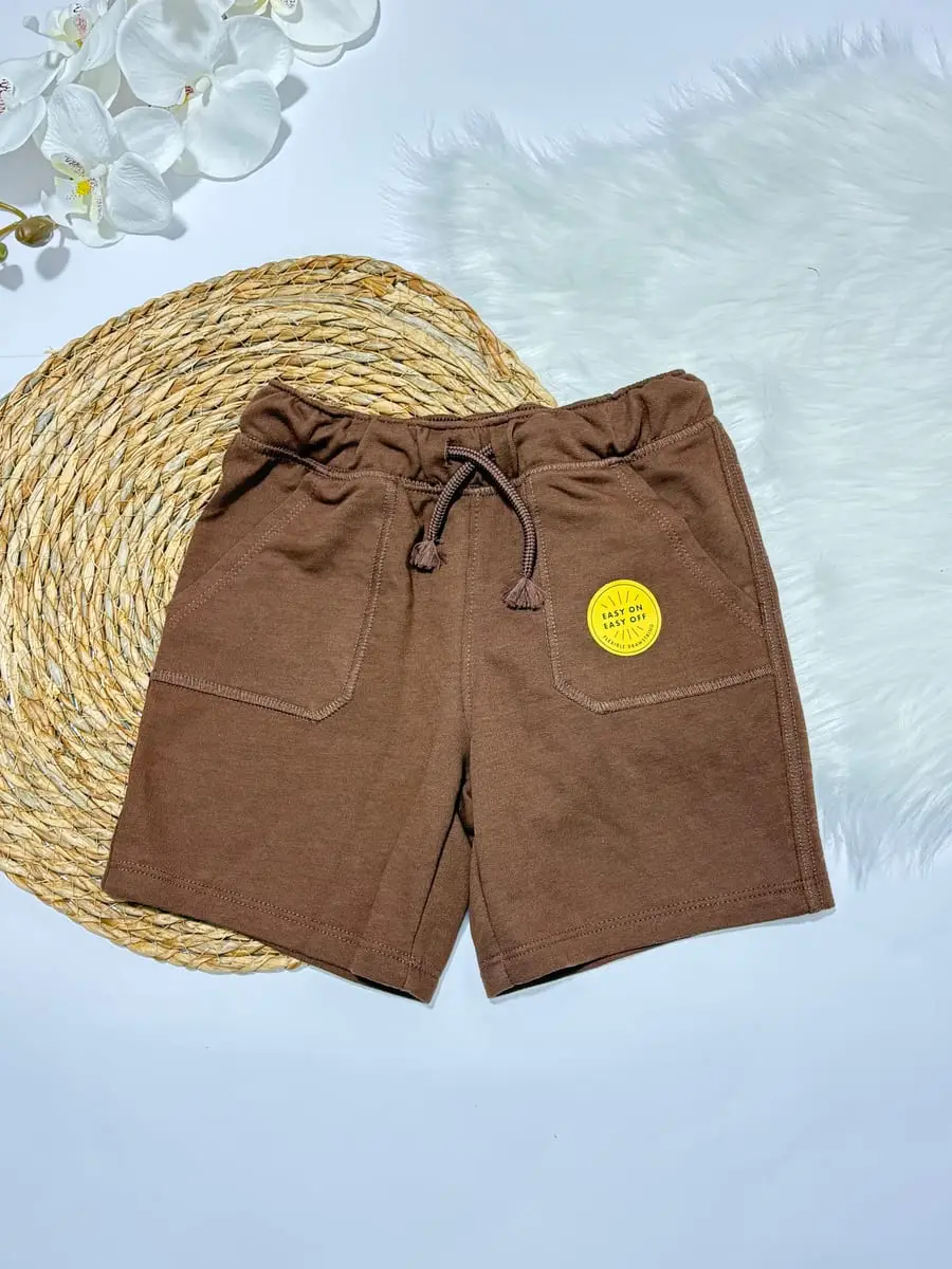Camisa de rayas blancas celes y cafes, camiseta celeste y pantaloneta cafe · talla 3 Años