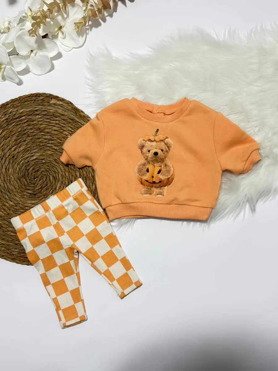 Sudadero naranja con oso en calabaza y pantalon de cuadros naranja y blancos · talla 0 Meses