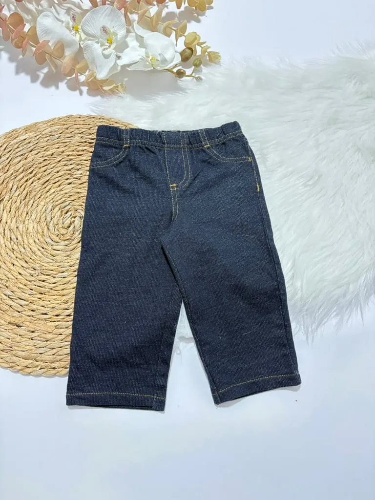 Sueter de peluche con figuras body morado manga corta de puntas, y pantalon tipo lona · talla 9 Meses