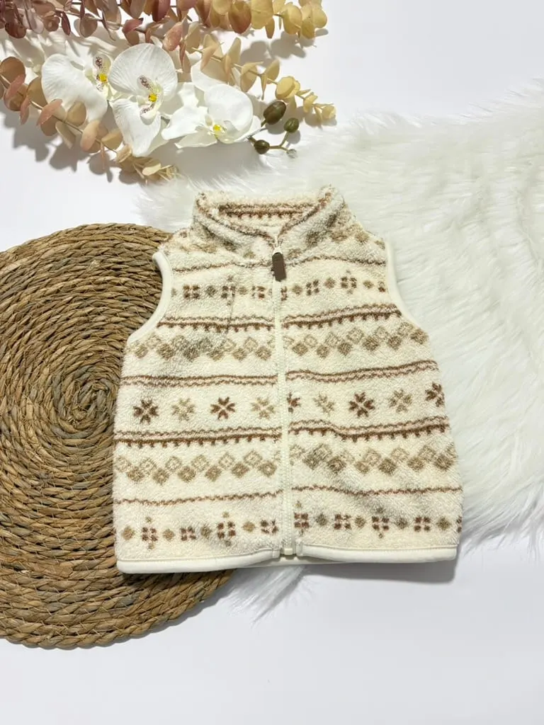 Chaleco navideño con figuras, body gris, y pantalon tipo lona · talla 9 Meses