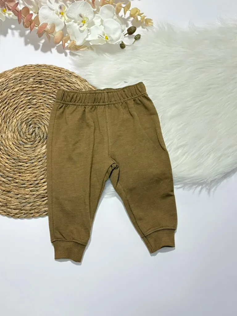 Playera manga larga celeste con pants color caqui · talla 12 Meses