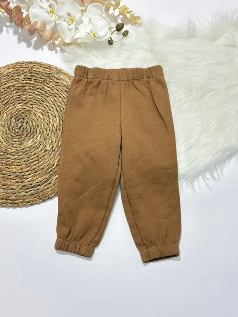 Sueter color beige con figuras y body beige y pants cacky · talla 18 Meses