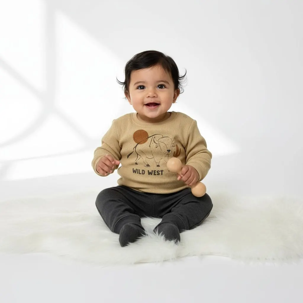 Camusa con un bufalo beige y pants gris · talla 2 Años