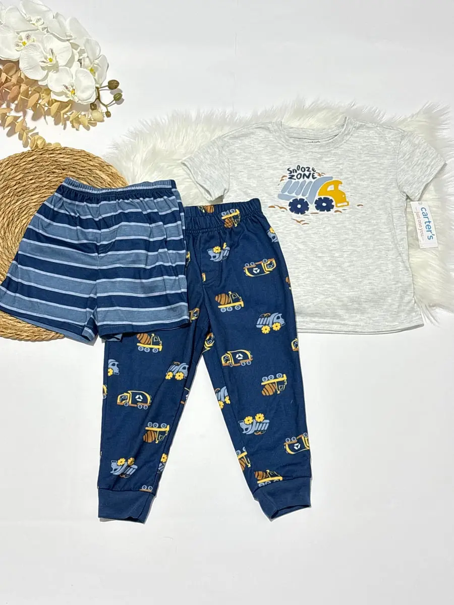 Camisa gris con imagen de un camion y pants azul con camioncitos y pantaloneta de rayas · talla 4 Años