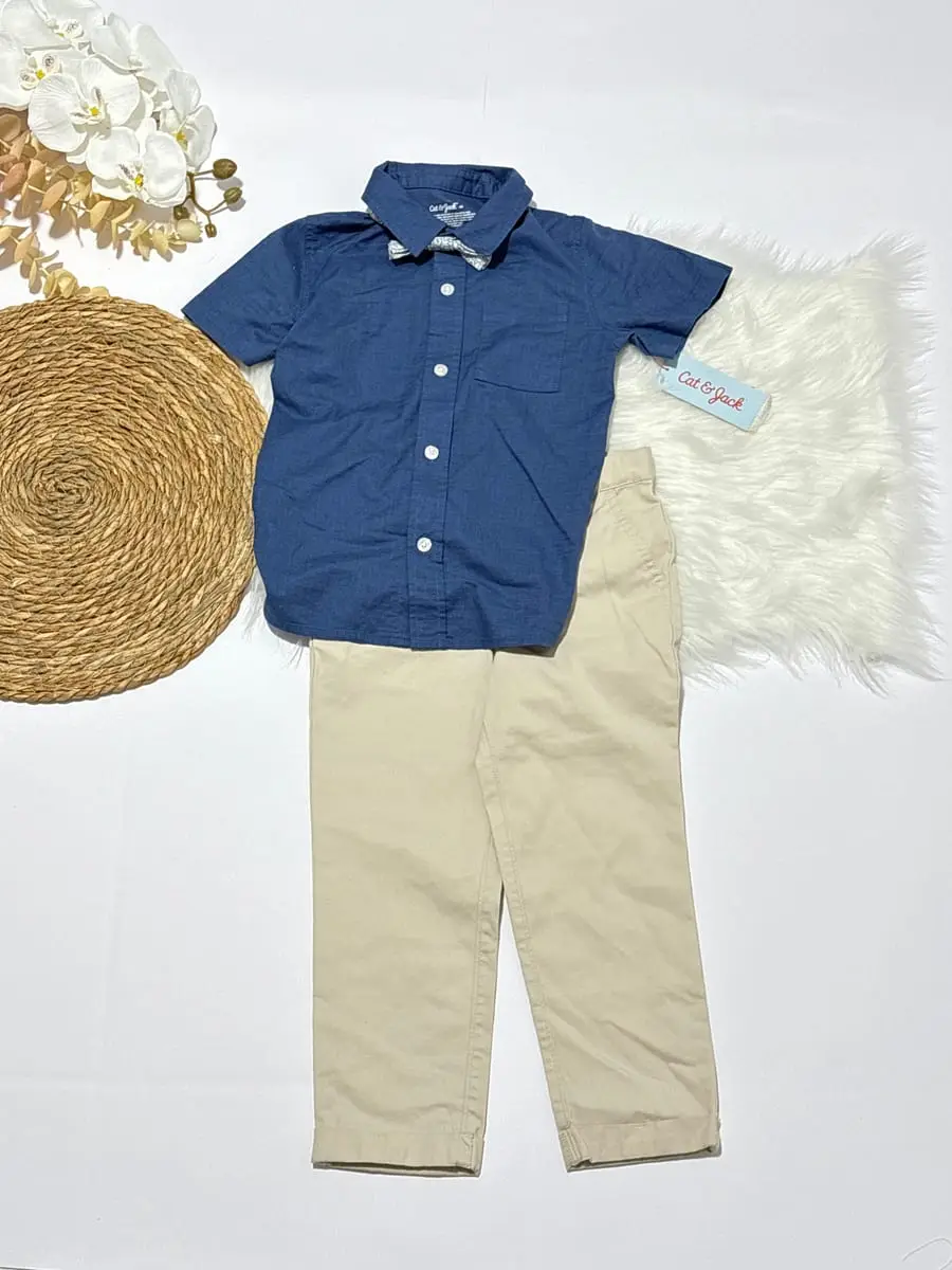 Camisa azul formal con moño y pantalon beige · talla 4 Años