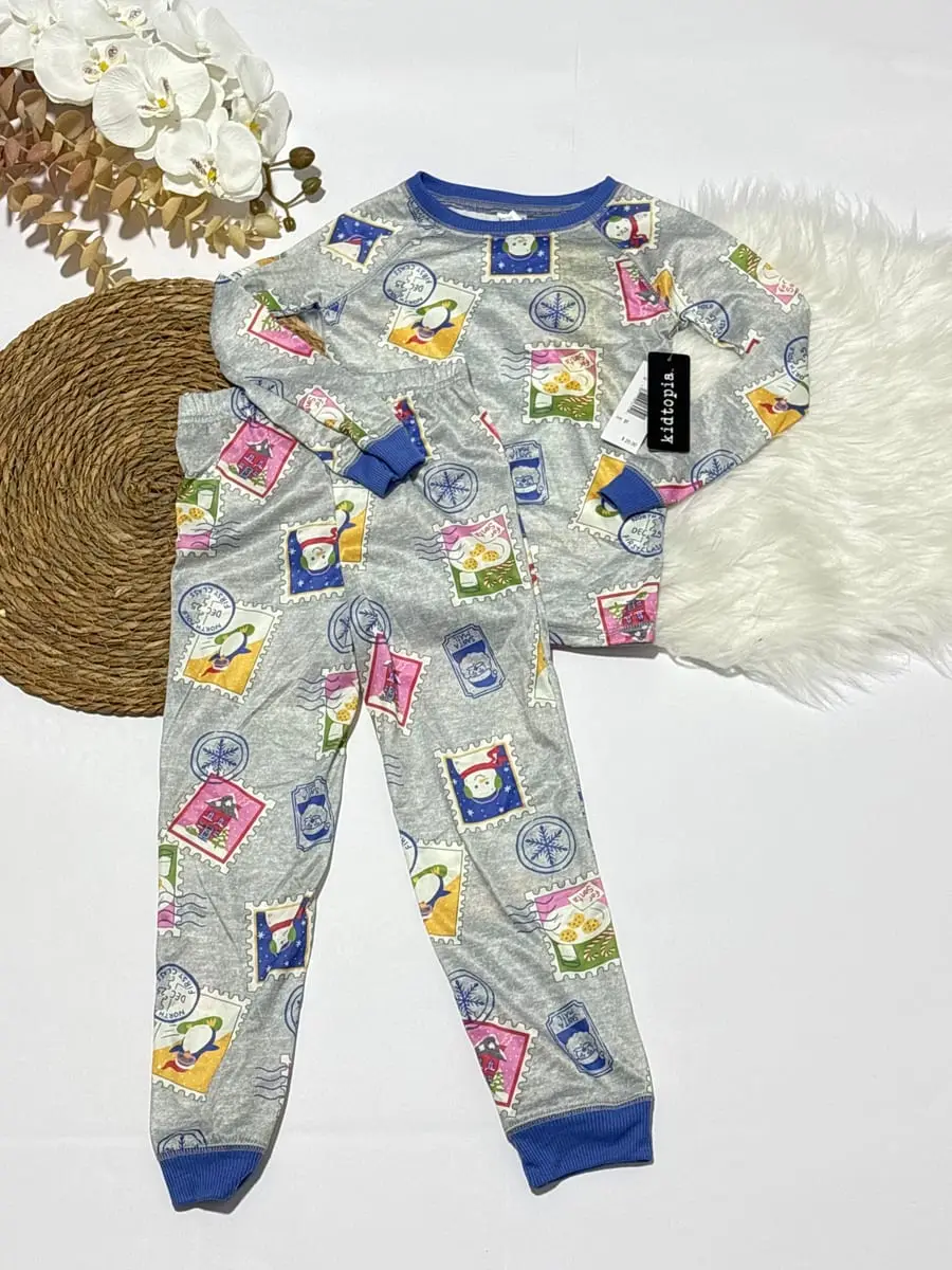 Pijama navideña con imagenes de navidad color gris · talla 5 Años