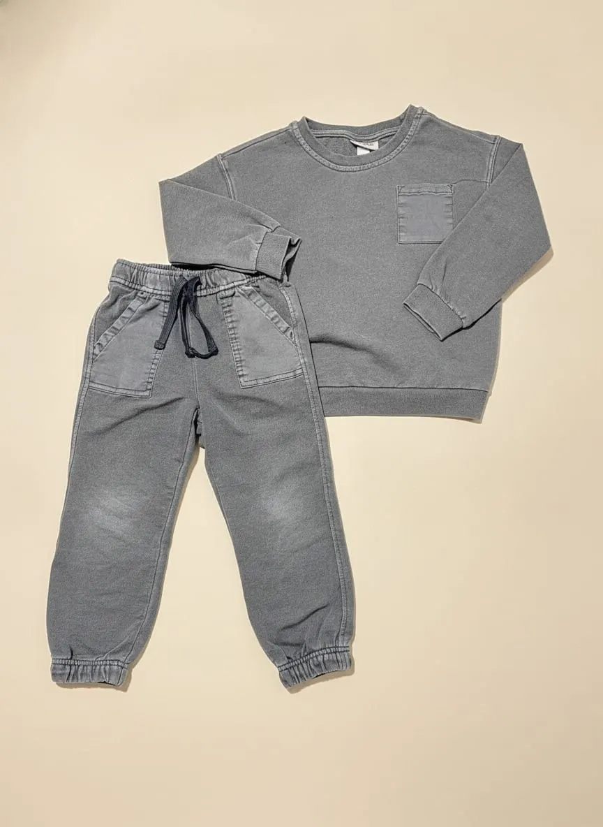 Conjunto con sueter gris, y pants gris (lavado) · talla 4 Años