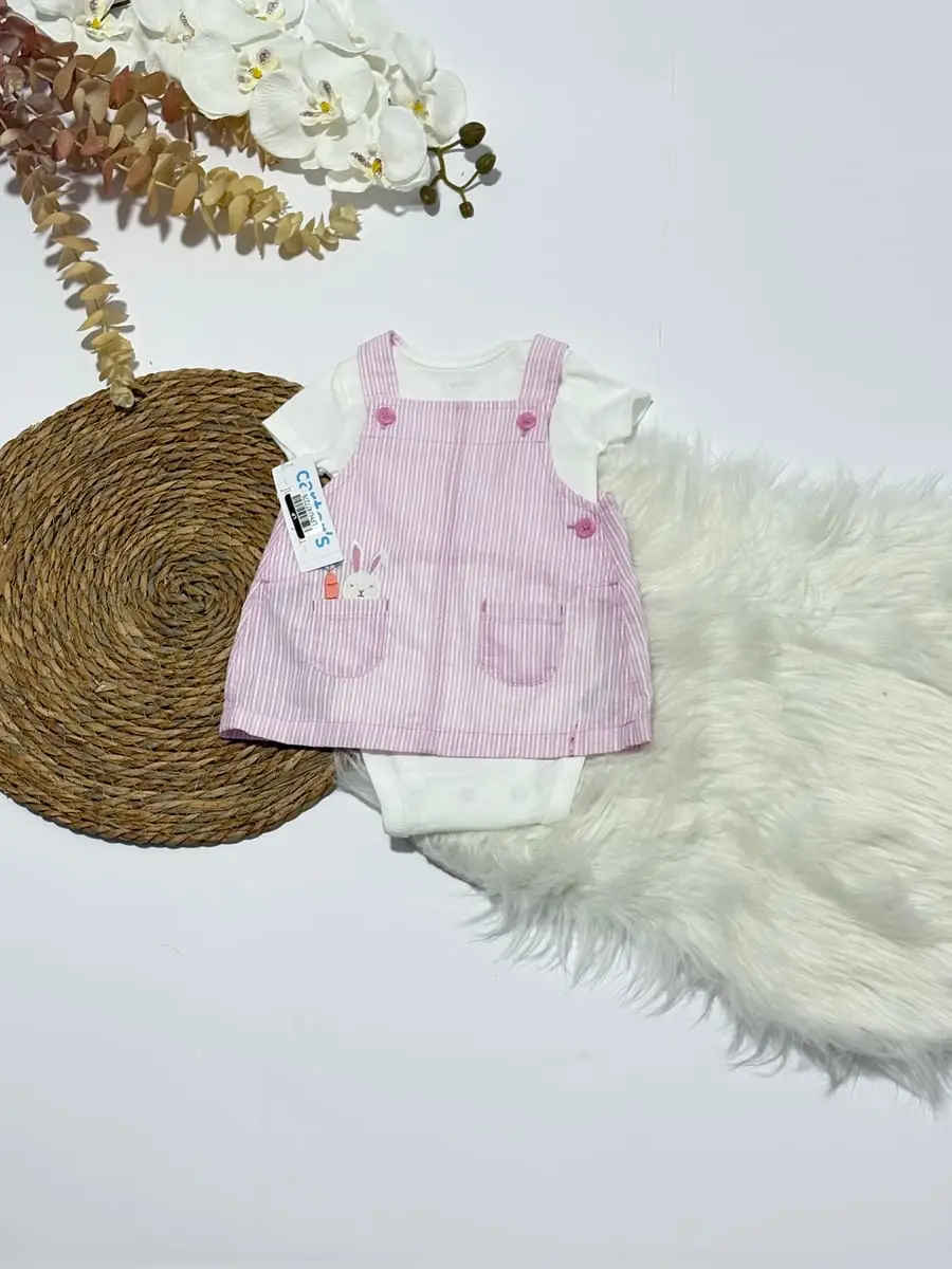 Body color blanco y vestido rosado con rayas blancas con un conejito · talla 3 Meses