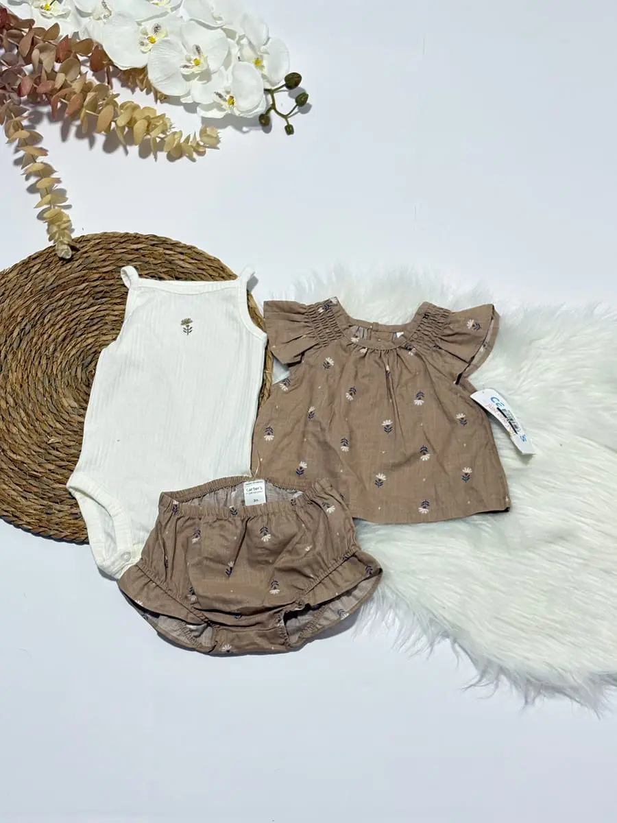 Body de tirantes color blanco y blusa calzoncito color caquie con flores · talla 3 Meses