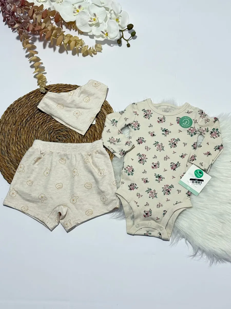Body de flores color beige con pantaloneta de winnie pooh y babero de winnie pooh · talla 6 Meses