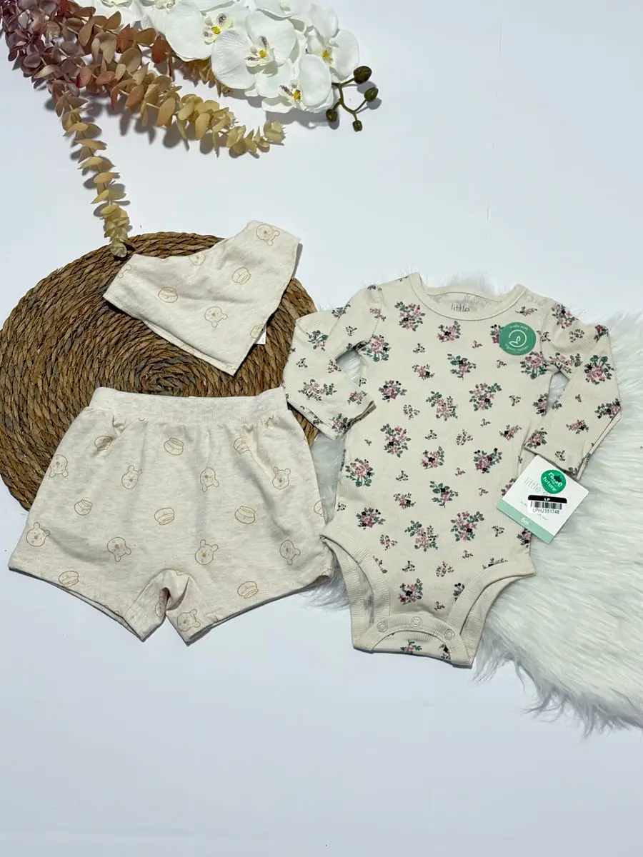 Body de flores color beige con pantaloneta de winnie pooh y babero de winnie pooh · talla 6 Meses