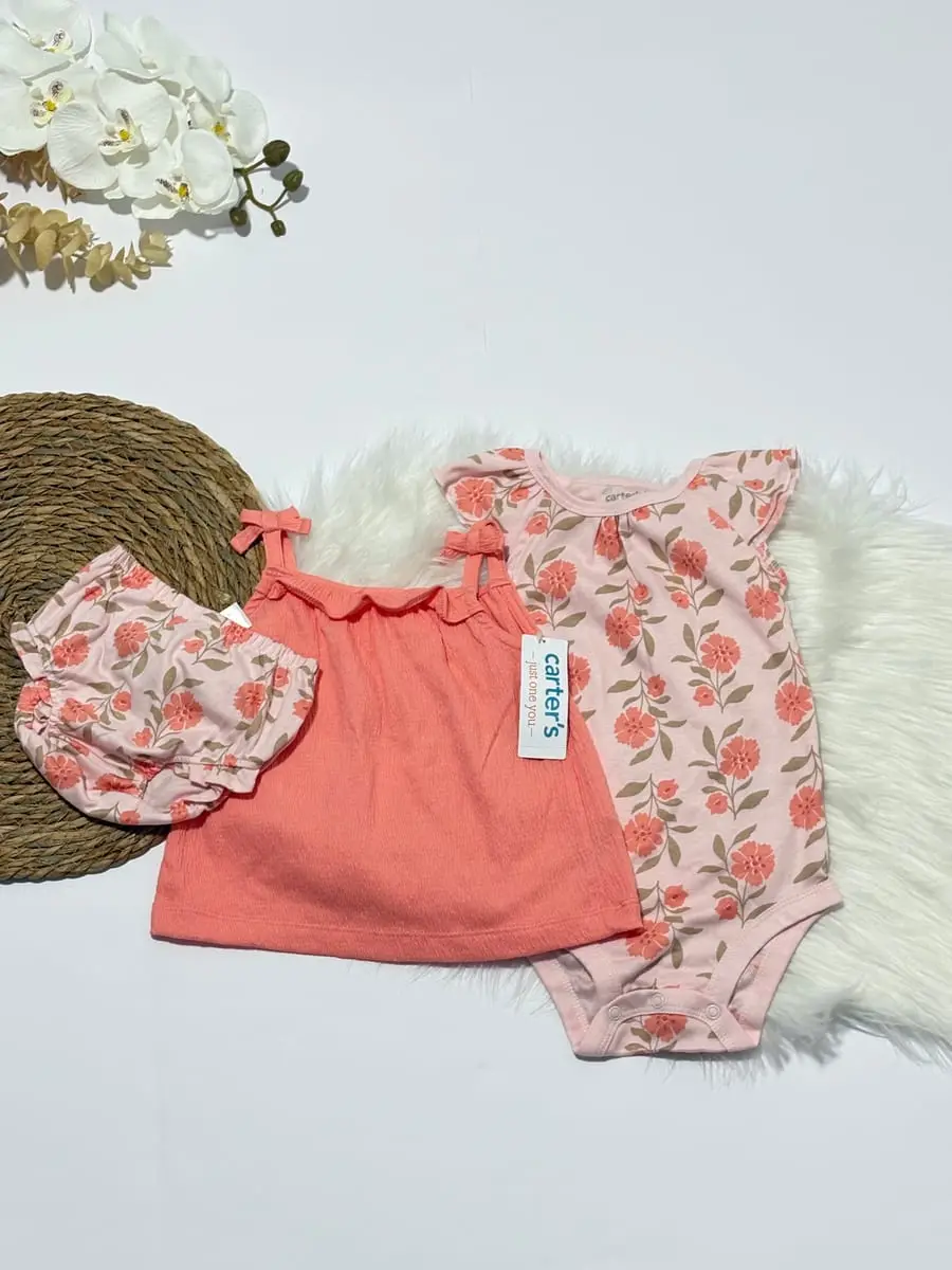 Body salmon con flores con calzoncito y blusa de tirantes · talla 9 Meses