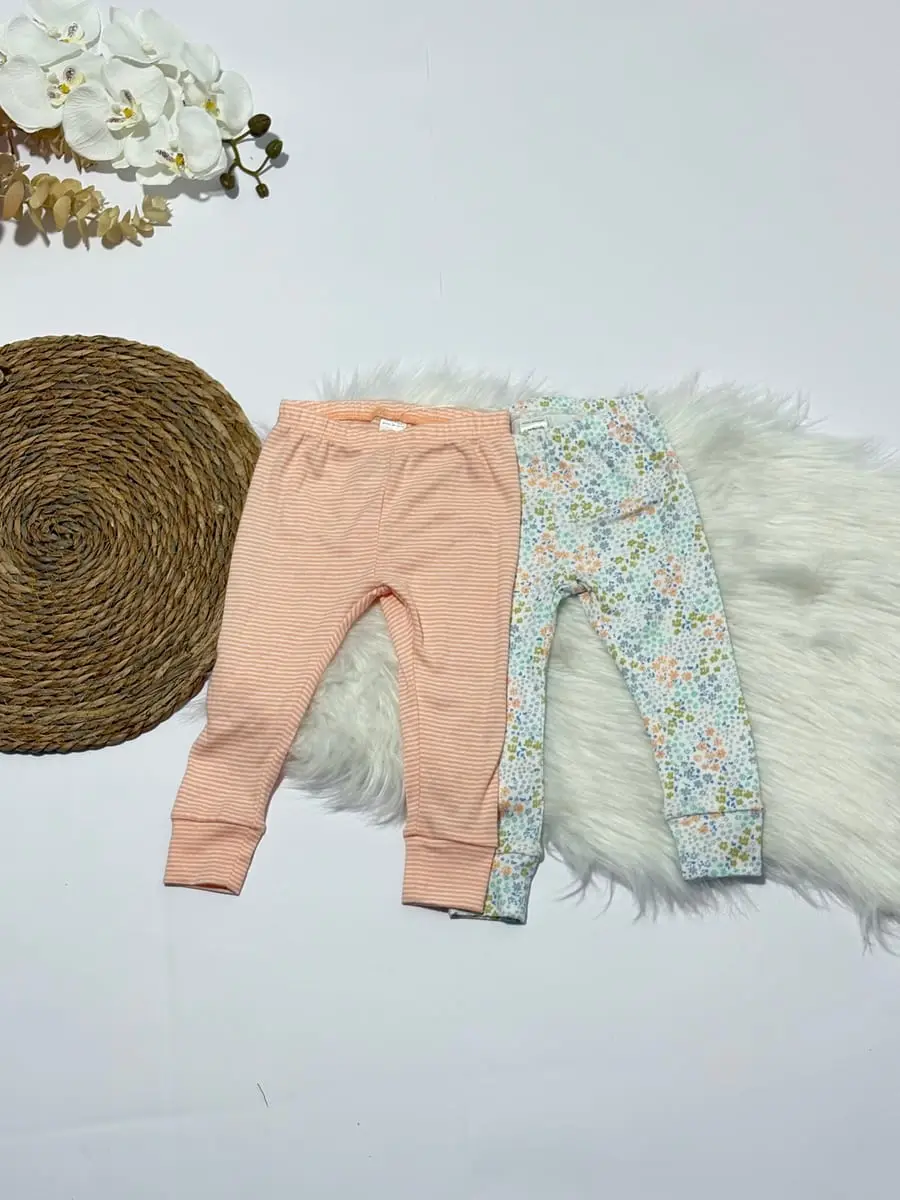 Pantalones color naranja con rayas y pantalon de flores de colores · talla 12 Meses