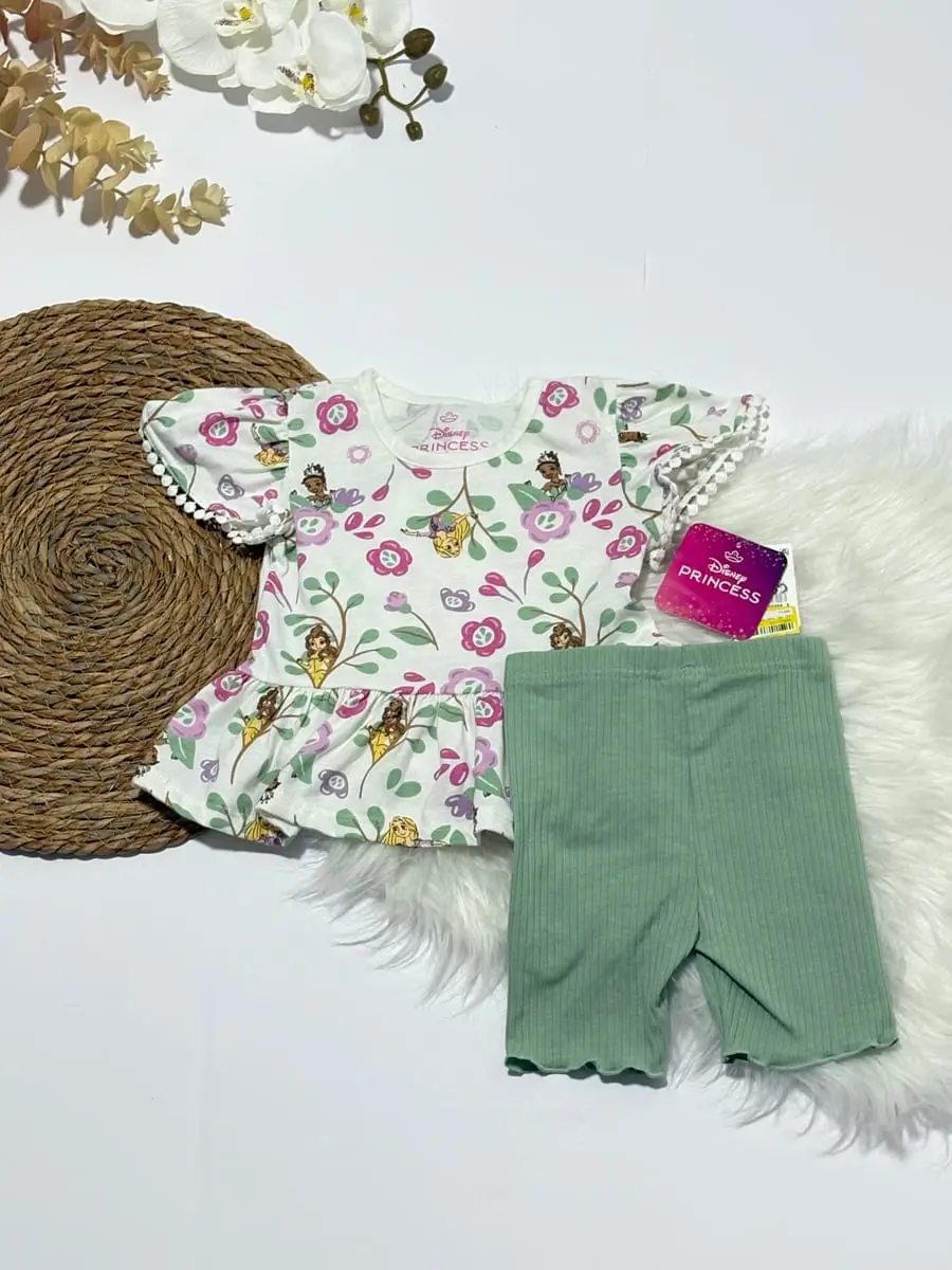 Blusa de princesas y flores y pantaloneta color verde · talla 18 Meses