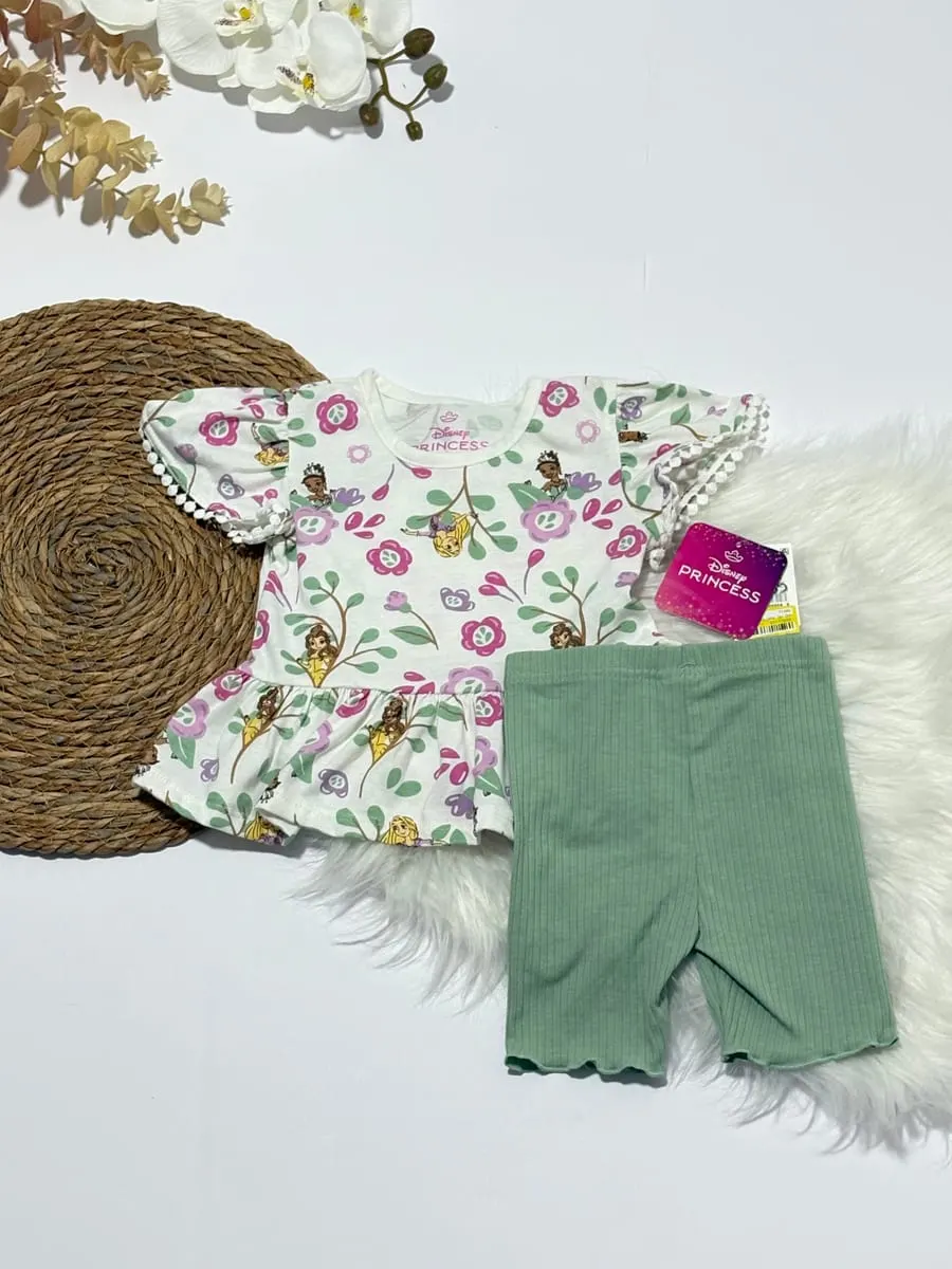 Blusa de princesas y flores y pantaloneta color verde · talla 18 Meses