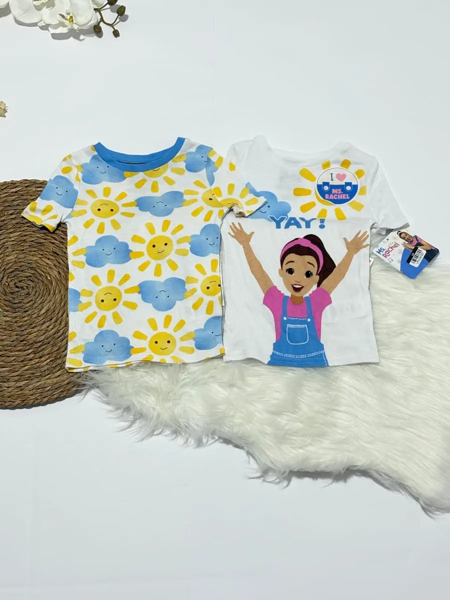 Dos blusas de Ms Rachel blanca con imagen, y blanca con soles y nubes · talla 4 Años
