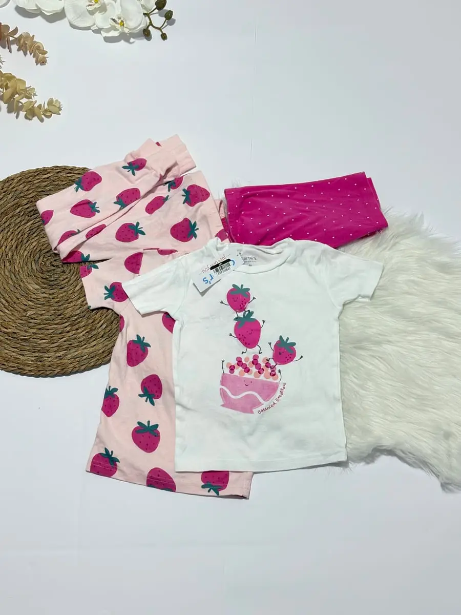 Blusa blanca con fresas y pants con freas, blusa con fresas y short de puntitos · talla 4 Años