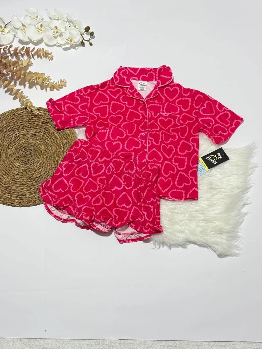 Pijama de corazones color rosado con short rosado de corazones · talla 10 - 12 Años