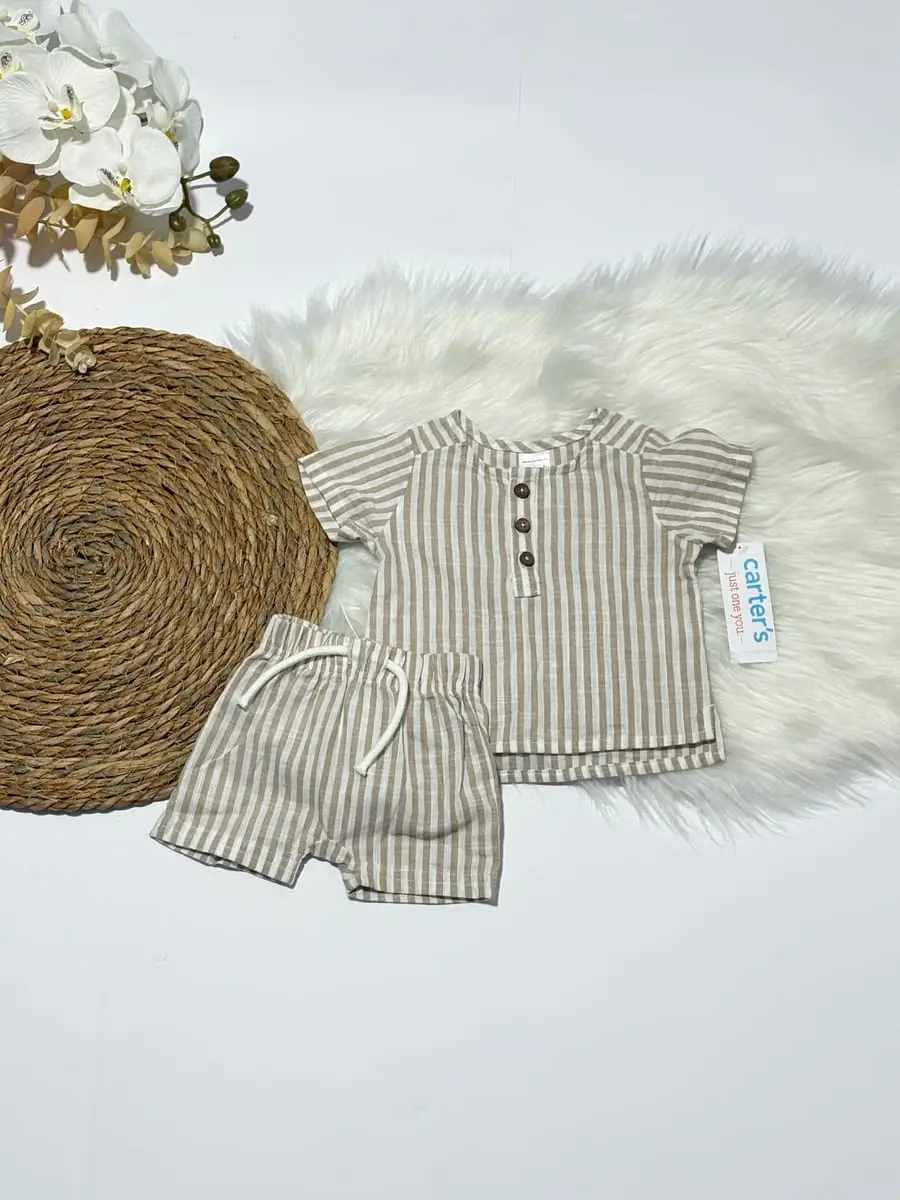 Camisa de rayas blancas con besh  con pantaloneta de rayas tambien · talla 0 Meses