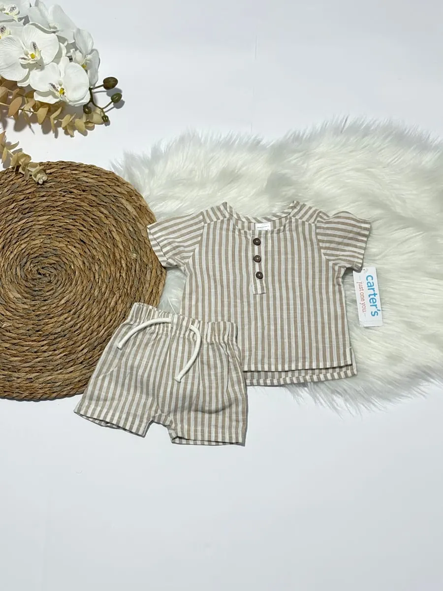 Camisa de rayas blancas con besh  con pantaloneta de rayas tambien · talla 0 Meses