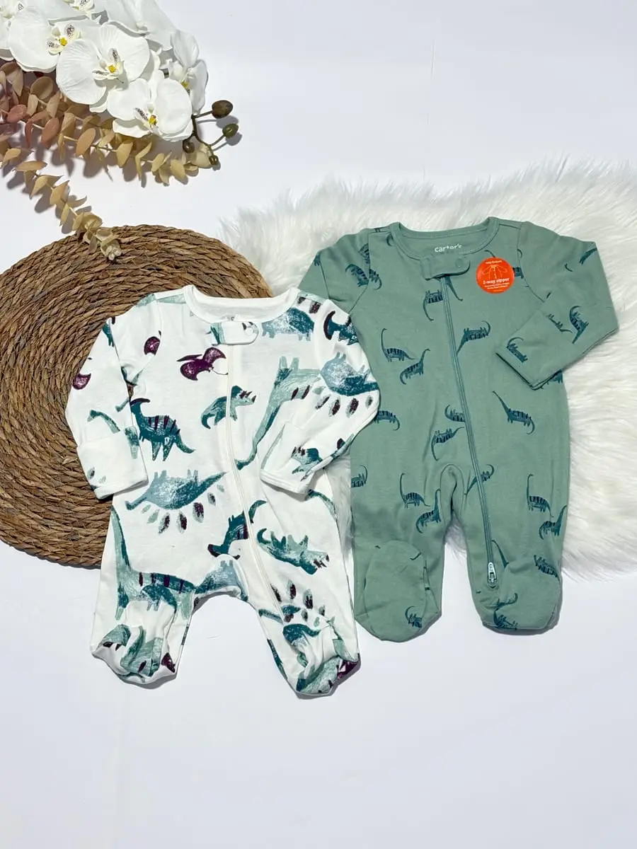 2 bodys de piesitos de dinosaurios uno verde y uno blanco · talla 0 Meses