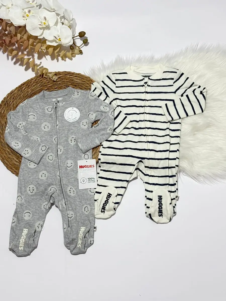 2 Bodys manga larga con piesits uno gris con cartitas, y otro blanco con rayas azules · talla 3 Meses