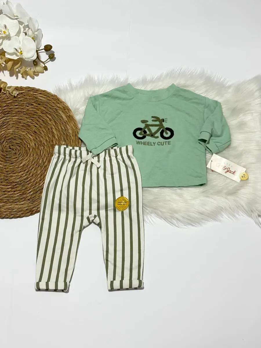 Sudadero con una bicilceta y pantalon de rayas verdes y blancas · talla 3-6 Meses