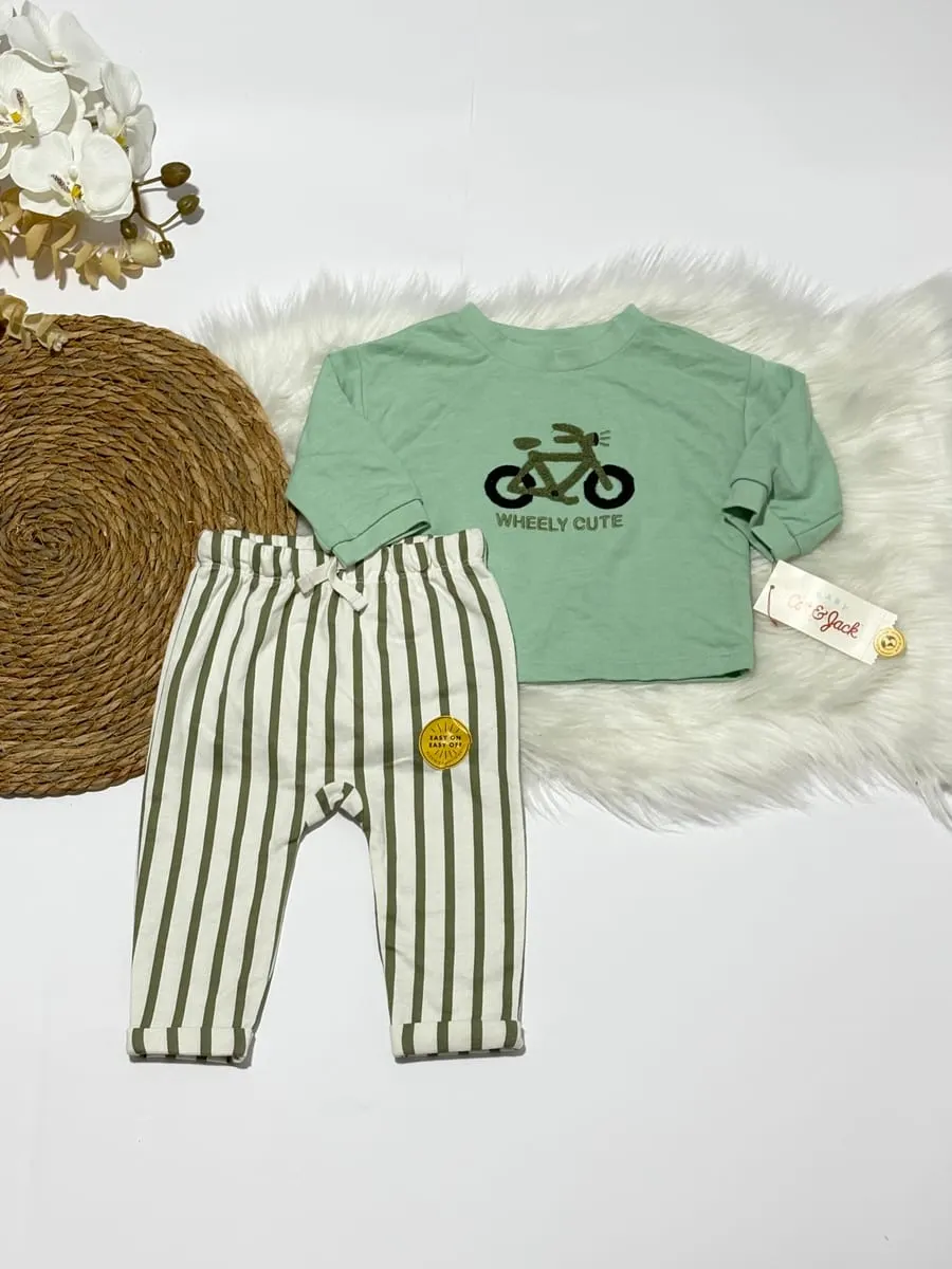 Sudadero con una bicilceta y pantalon de rayas verdes y blancas · talla 3-6 Meses