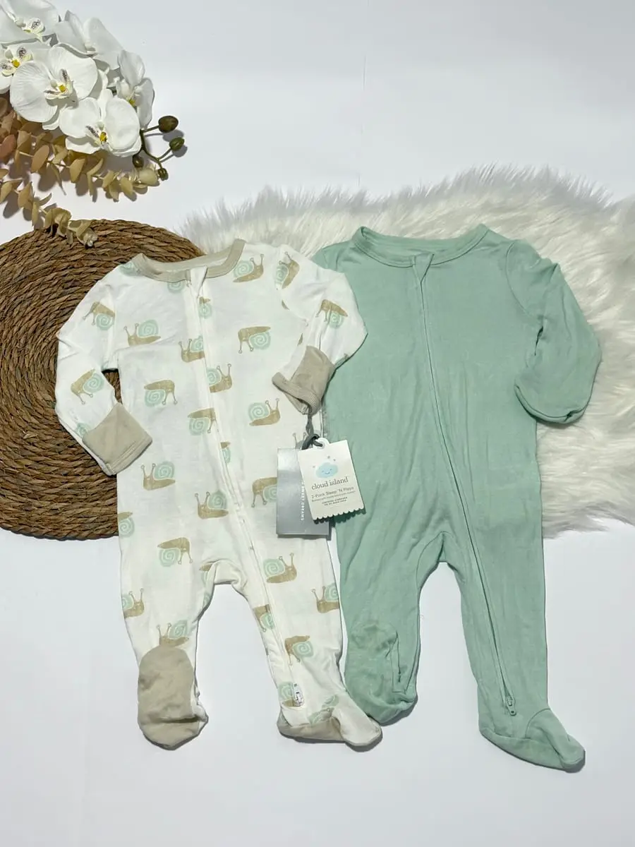 2 bodys uno color verde menta y otro blanco con caracoles (lavar) · talla 6 Meses