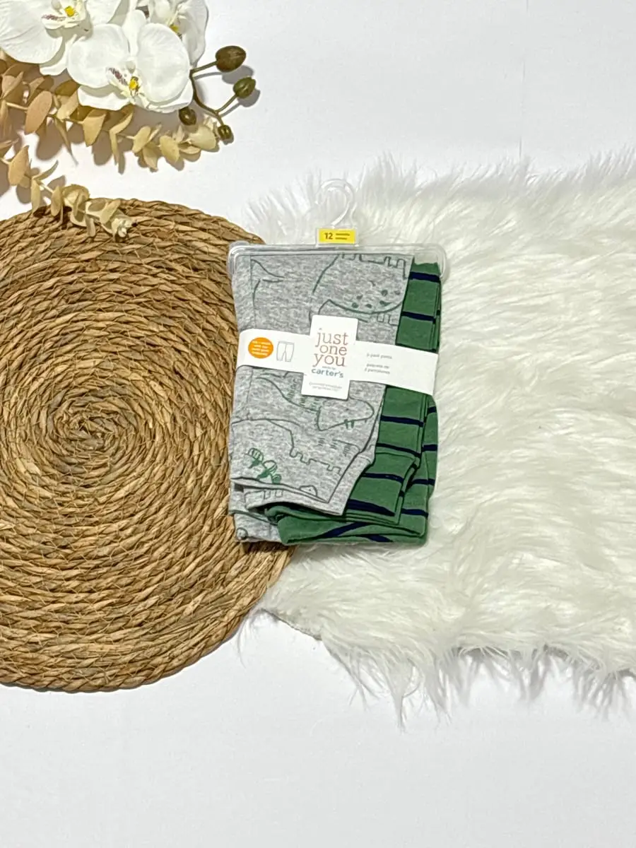 Conjunto de pantalones gris con dinosarios y verdes con rayas azules · talla 12 Meses