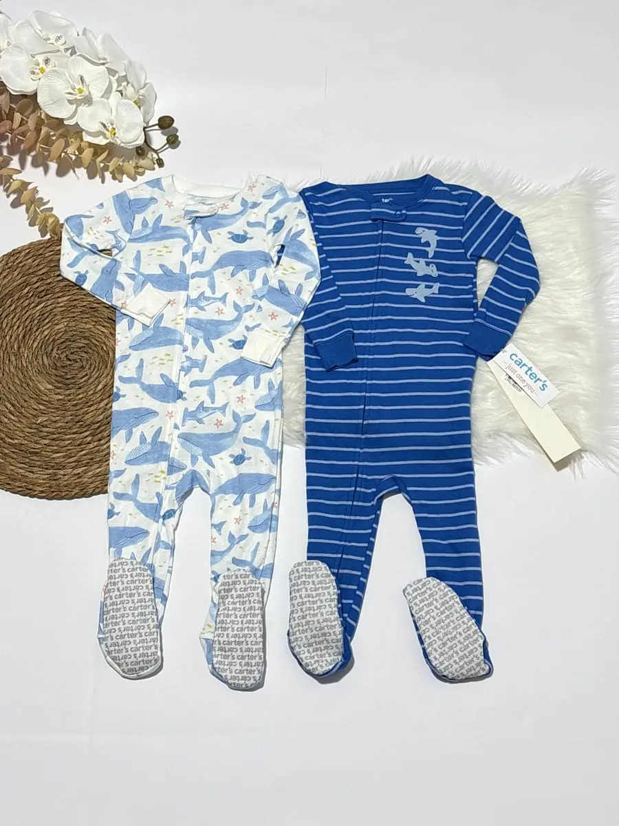 2 bodys de uno azul con rayas celestes y bituronoes y otro de ballenas · talla 18 Meses